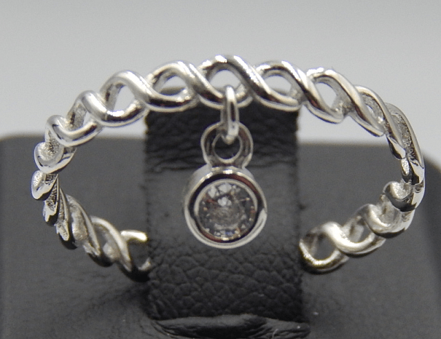 Серебряное кольцо с цирконием (31409604) 0