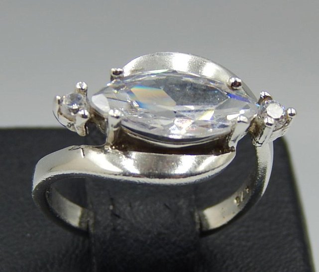 Серебряное кольцо с цирконием (32440667) 0