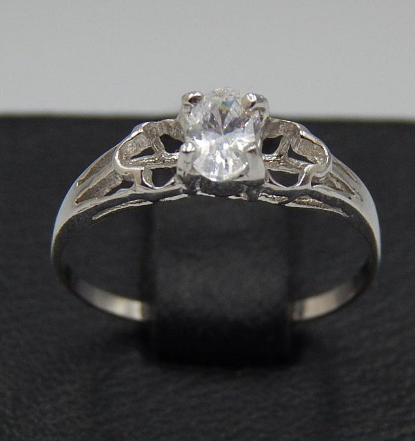 Серебряное кольцо с цирконием (31409149) 0