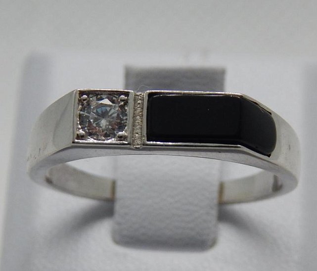 Серебряный перстень с ониксом и цирконием (30657792) 0