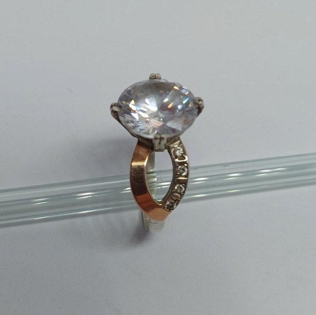 Серебряное кольцо с золотой вставкой и цирконием (33811890) 1