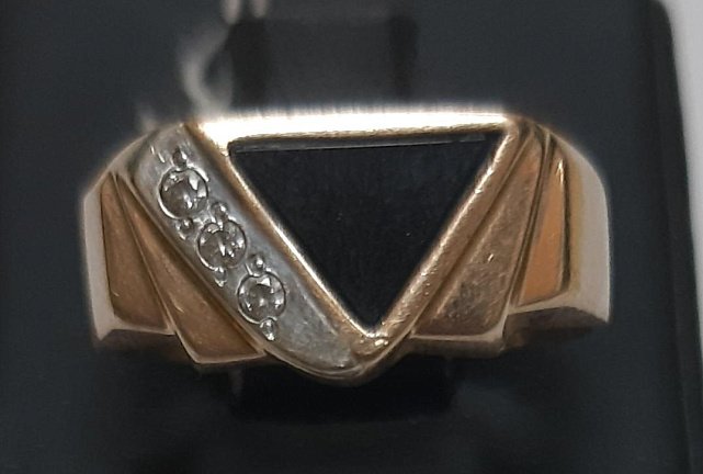 Перстень из красного и белого золота с ониксом и цирконием (31484083) 1