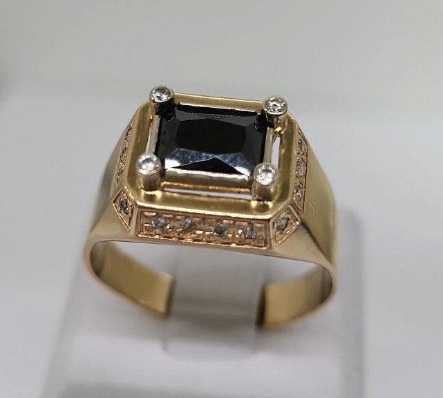 Перстень из красного и белого золота с цирконием и ониксом (33752952) 0