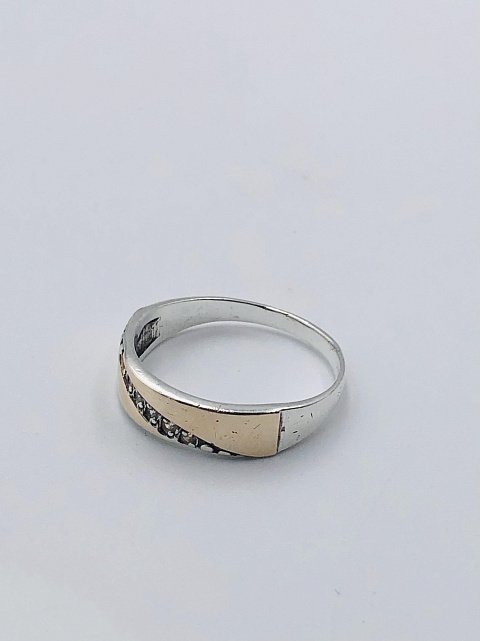 Серебряное кольцо с золотой вставкой и цирконием (33895713) 1