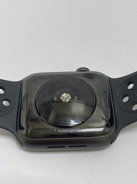 Смарт-годинник Apple Watch Nike SE GPS, 44mm Silver Aluminium Case with Pure Platinum/Black Nike Sport Band (MYYH2)  1
