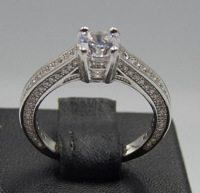 Серебряное кольцо с цирконием (32464334) 0