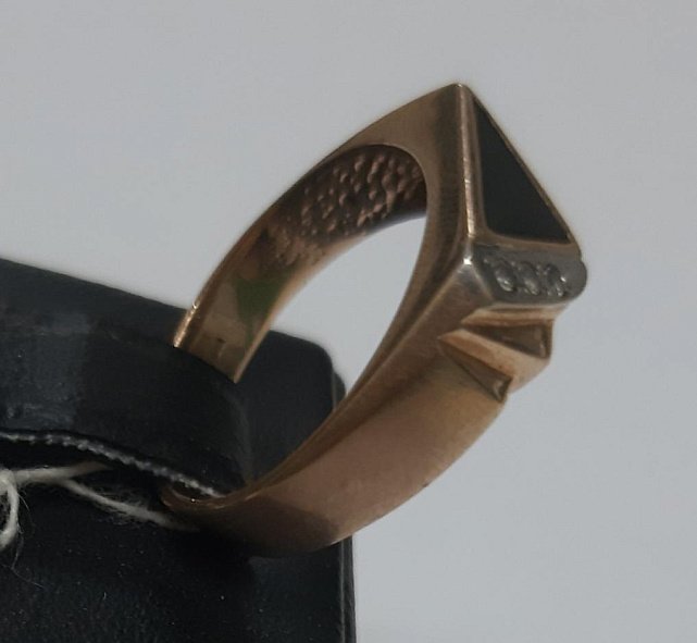Перстень из красного и белого золота с ониксом и цирконием (31484083) 2