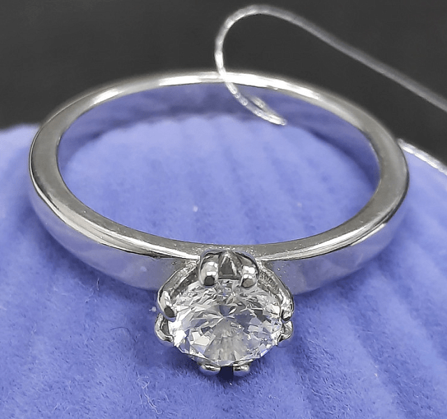 Серебряное кольцо с цирконием (31277664) 0