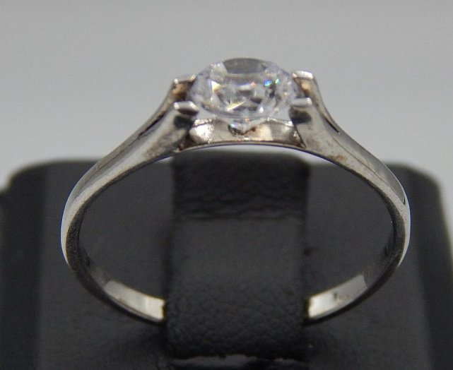 Серебряное кольцо с цирконием (31354344) 0