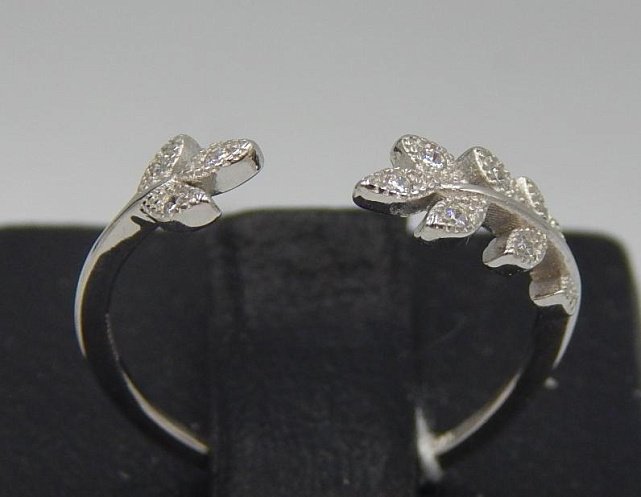 Серебряное кольцо с цирконием (30852215) 0