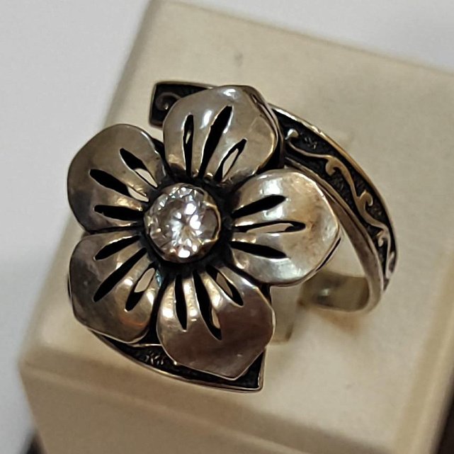 Серебряное кольцо с цирконием (33757951) 0