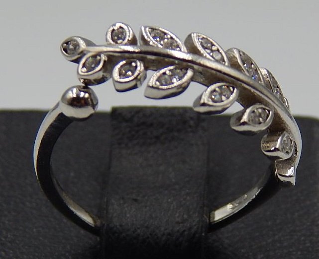 Серебряное кольцо с цирконием (31186949) 0