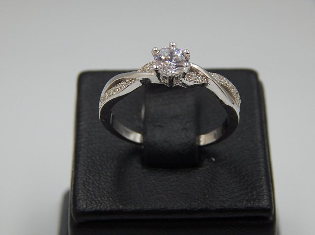 Серебряное кольцо с цирконием (30704378) 1