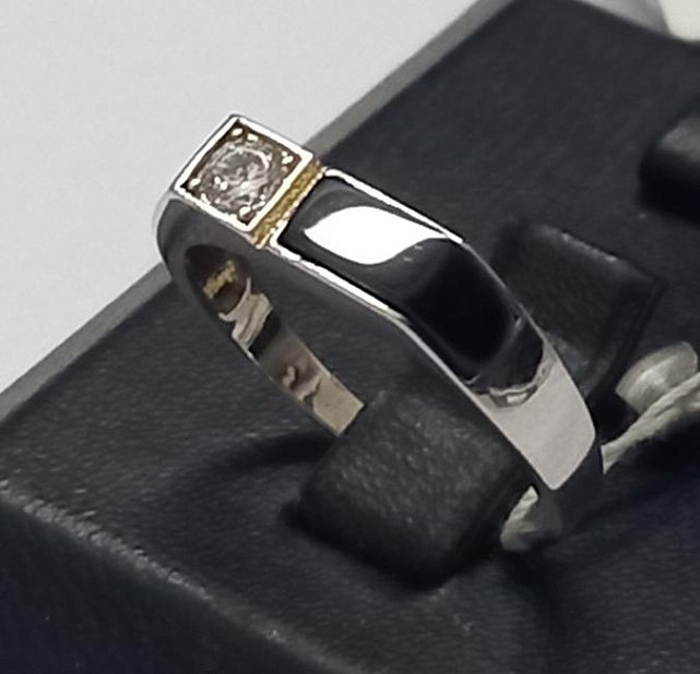 Срібний перстень з оніксом і цирконієм (30511704) 0