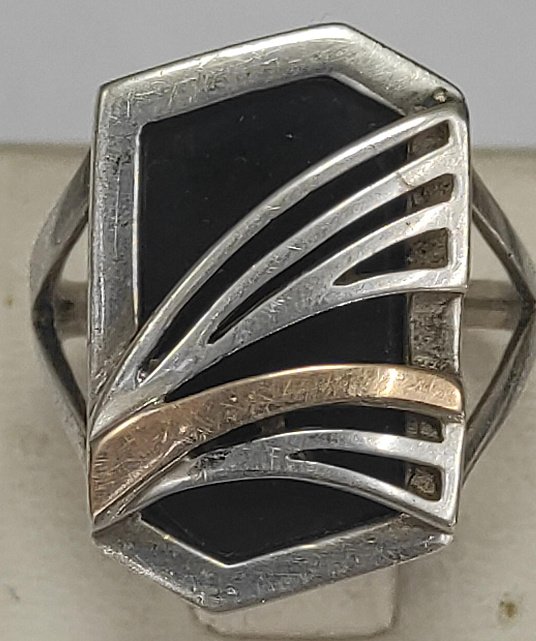 Серебряное кольцо с позолотой и ониксом (33700393) 0