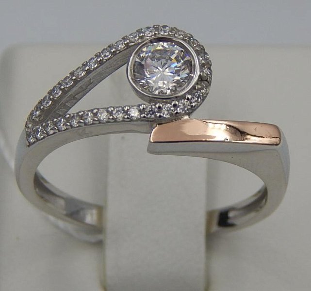 Серебряное кольцо с позолотой и цирконием (30541571) 0