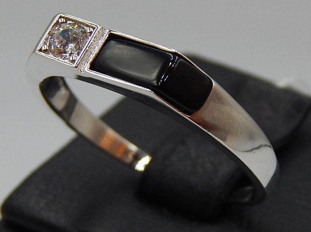 Серебряное кольцо с ониксом и цирконием (30537433) 0