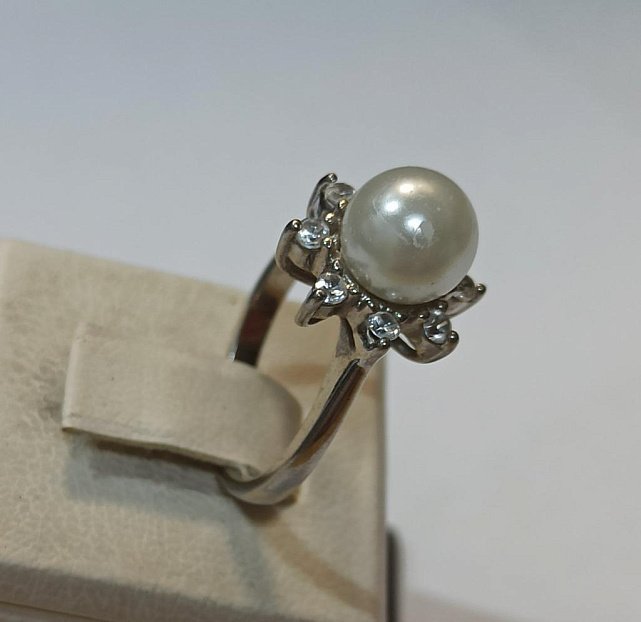Серебряное кольцо с цирконием и жемчугом (33931432) 1