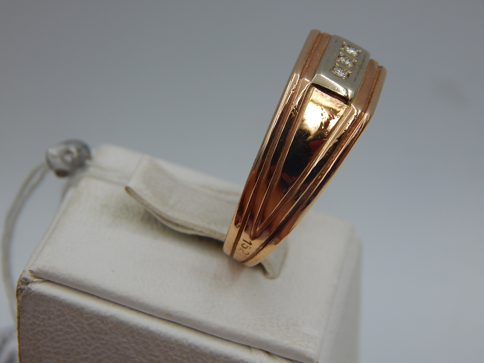 Перстень из красного и белого золота с бриллиантом (-ми) (31200407) 3