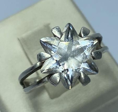 Серебряное кольцо с цирконием (33730581) 0