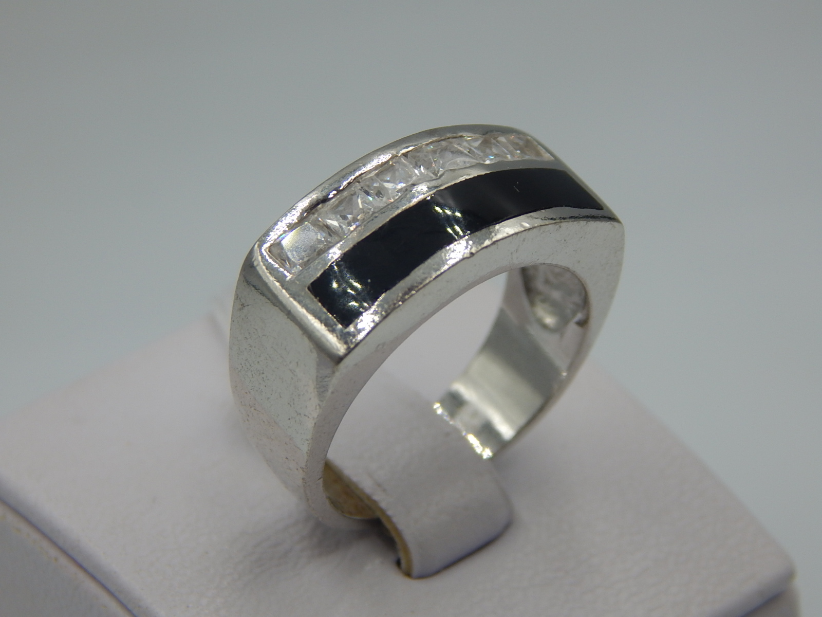 Серебряное кольцо с цирконием и ониксом (33751383) 1