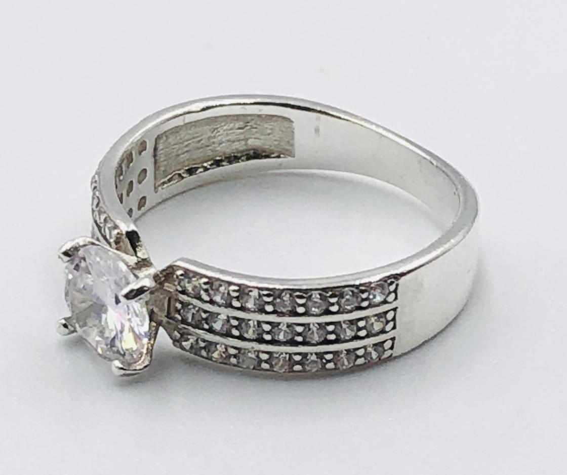 Серебряное кольцо с цирконием (33792634) 1