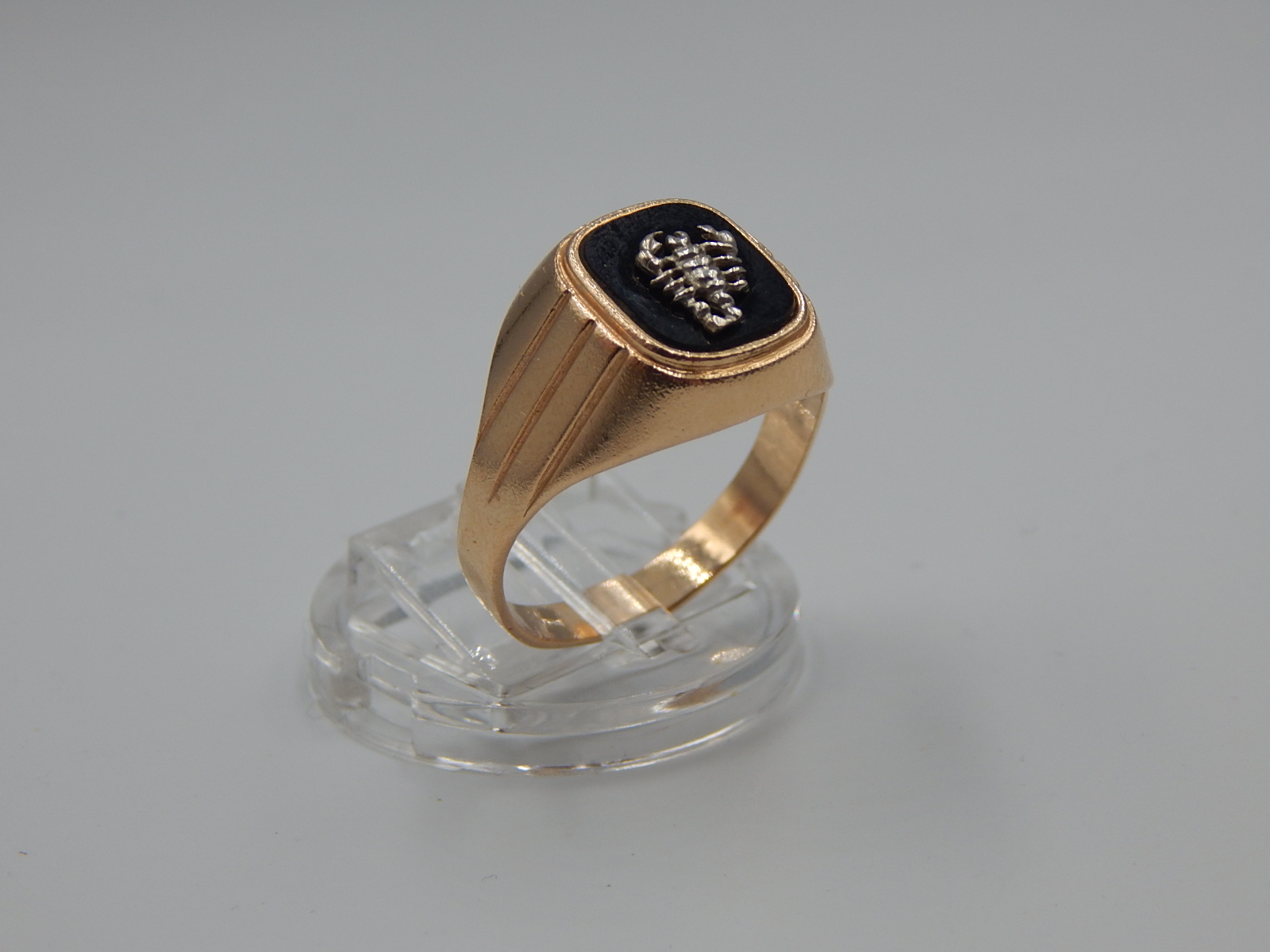 Перстень из красного и белого золота с каучуком (32183860) 2