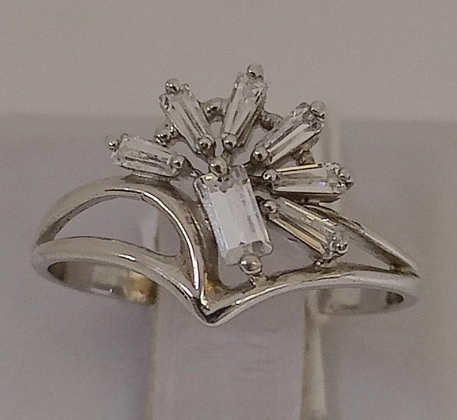 Серебряное кольцо с цирконием (33782167) 0