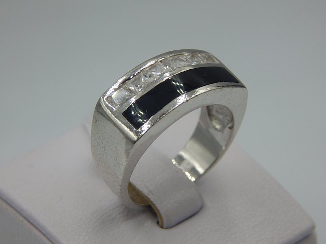 Серебряное кольцо с цирконием и ониксом (33751383) 1