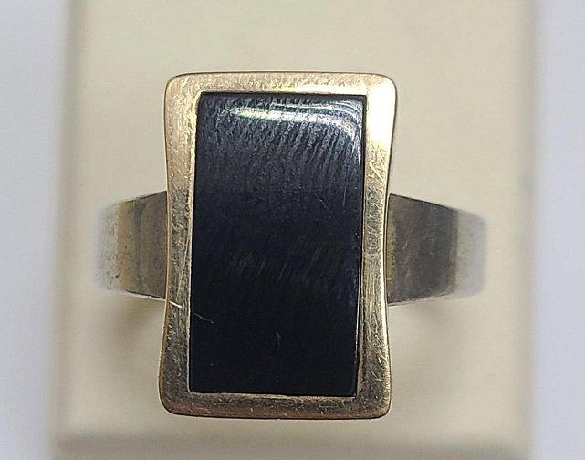 Серебряное кольцо с ониксом и позолотой (33781851) 0